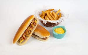 Hotdog cu cârnat de casă, cartofi prăjiți de casă și sos de muștar