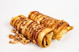 Clătite cu Nutella, banane, biscuiți și crumble de alune