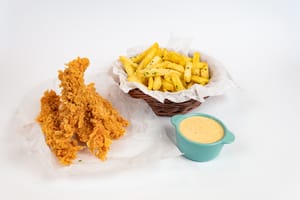 Crispy de pui nepicant, cartofi cu parmezan, sos sweet chili de usturoi
