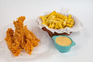 Crispy de pui picant, cartofi cu parmezan, sos sweet chili de usturoi